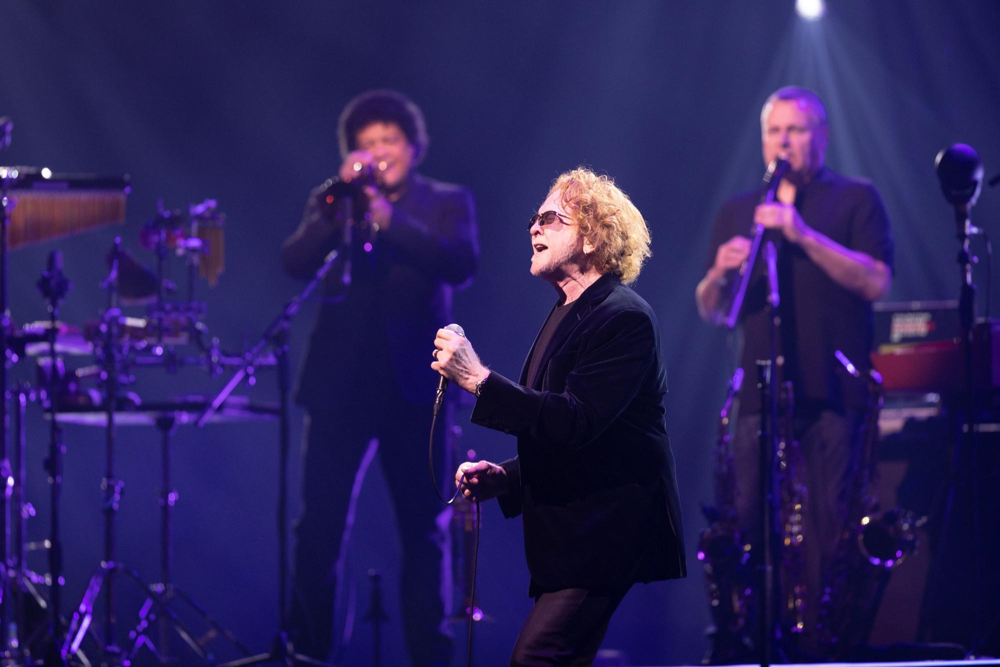 Frontmann Mick Hucknall von Simply Red auf der Bühne der Lanxess-Arena.
