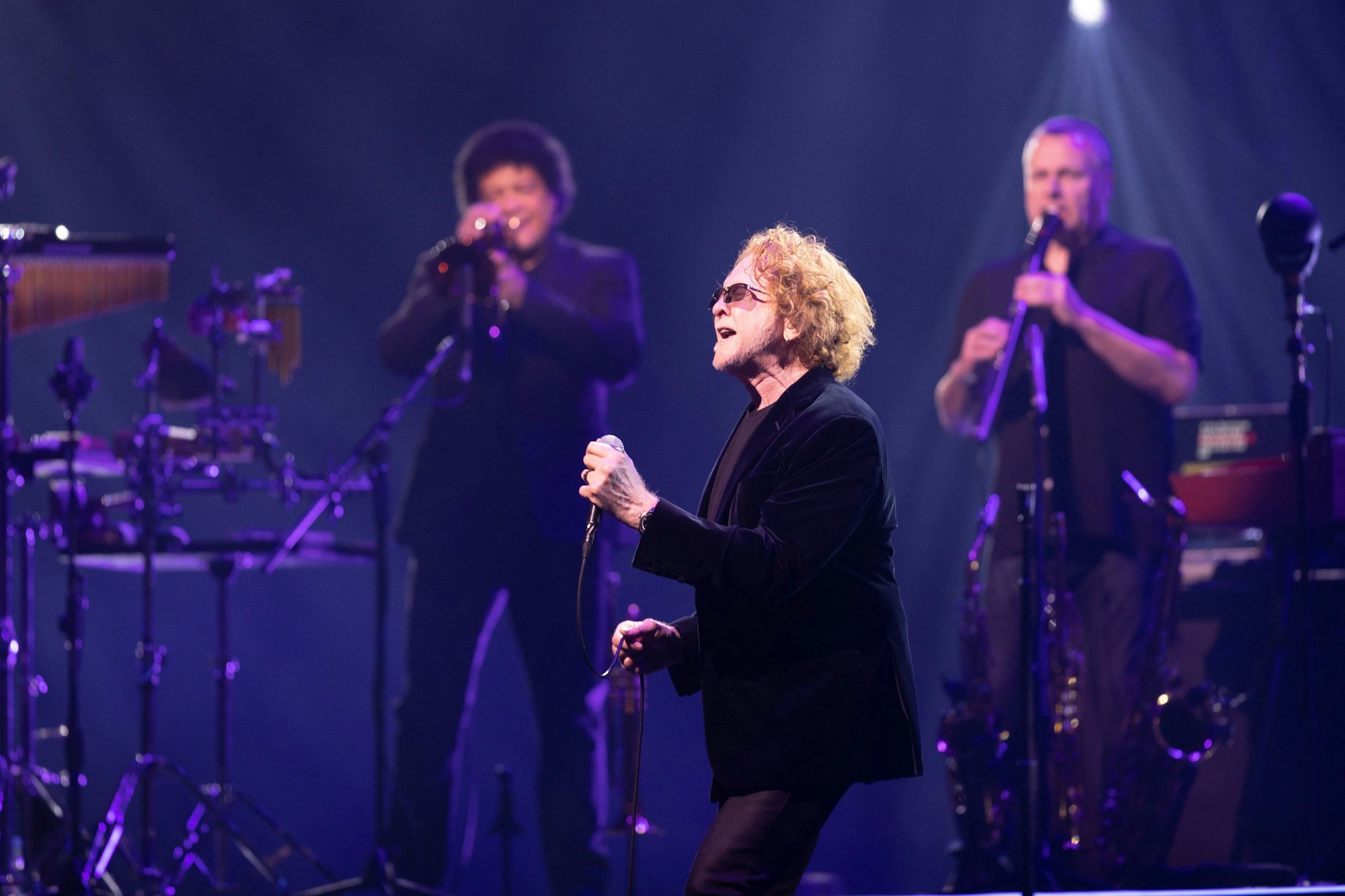 Frontmann Mick Hucknall von Simply Red auf der Bühne der Lanxess-Arena.