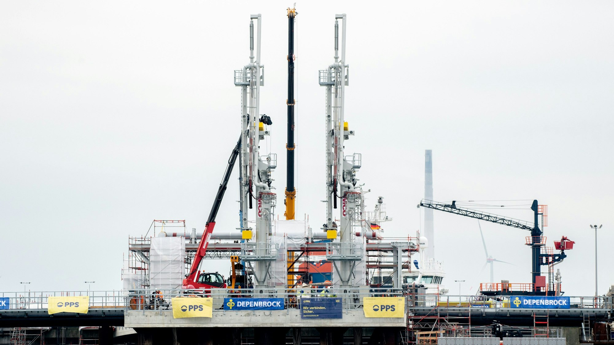 Technische Anlagen und ein Kran stehen auf dem Anleger für das LNG-Terminal in der Nordsee vor Wilhelmshaven.