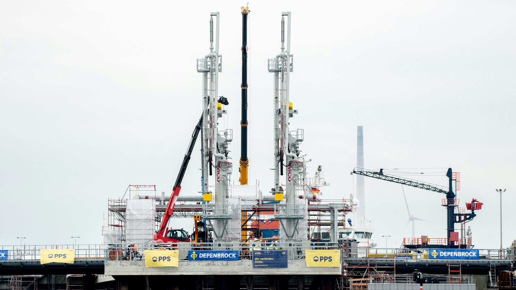 Technische Anlagen und ein Kran stehen auf dem Anleger für das LNG-Terminal in der Nordsee vor Wilhelmshaven.