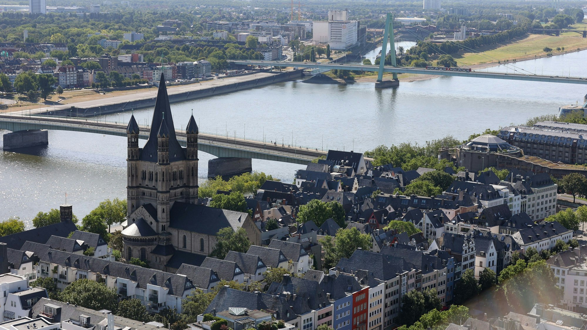 Der Rhein mit zwei der Brücken, die über ihn führen.
