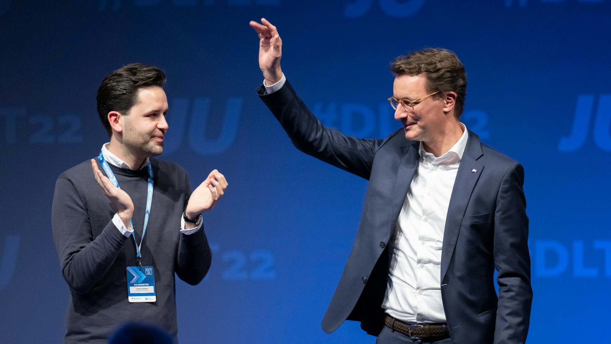 Hendrik Wüst (r), Ministerpräsident von Nordrhein-Westfalen, spricht auf dem Deutschlandtag der Jungen Union (JU) in Fulda. Neben ihm steht Johannes Winkel, der neu gewählte Bundesvorsitzender der JU.