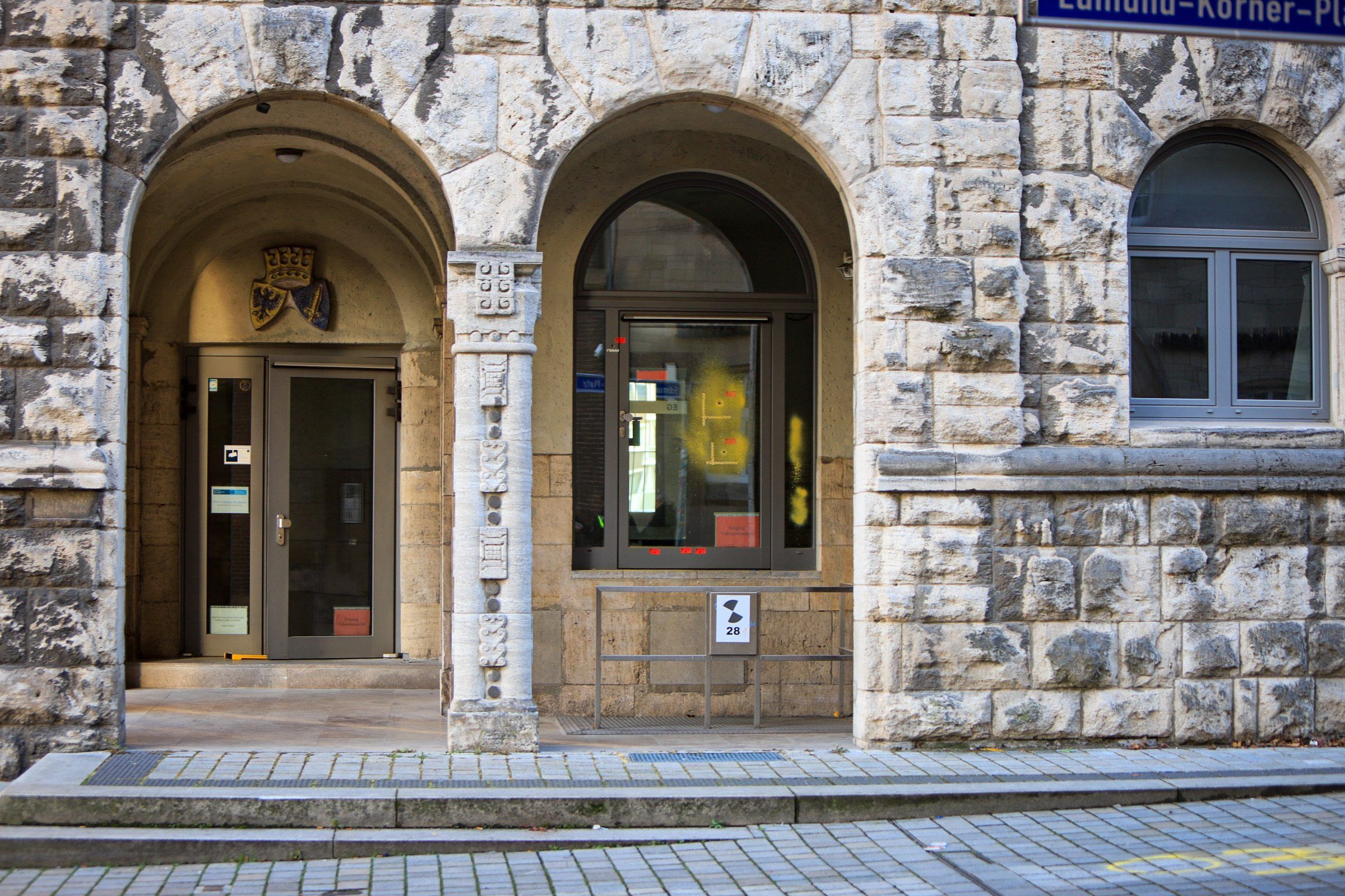 Einschusslöcher sind auf einer verglasten Tür am Rabbinerhaus bei der Alten Synagoge in Essen zu sehen.