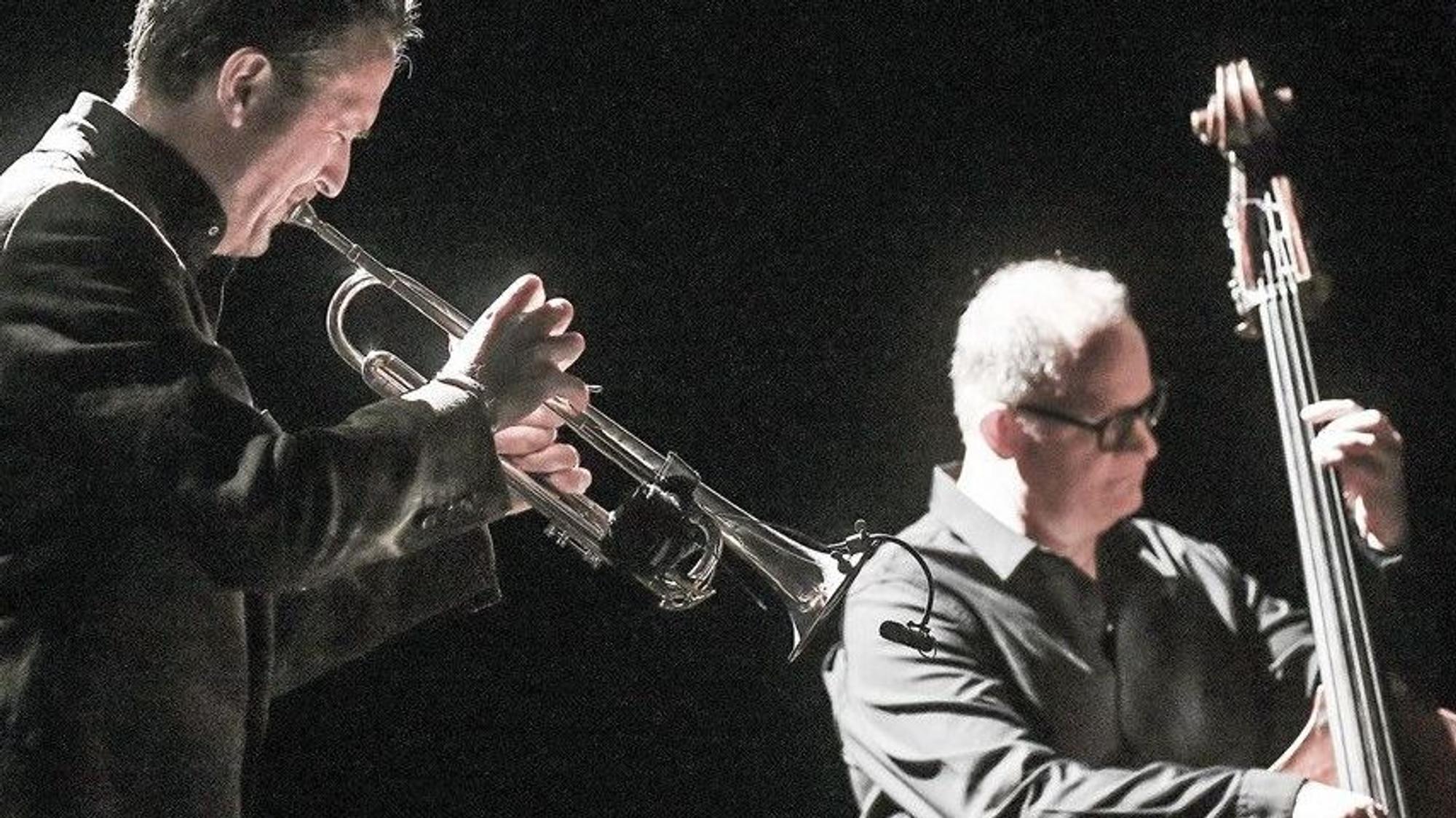 Trompeter Till Brönner und Bassist Dieter Ilg auf der Bühne im Erholungshaus.