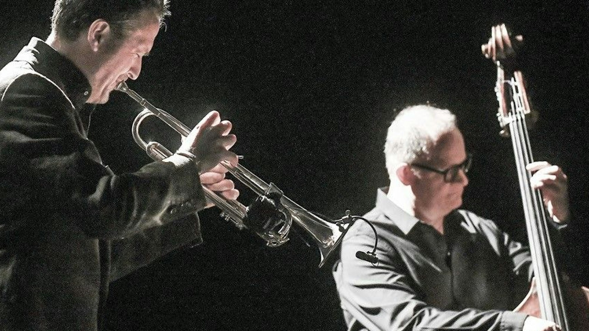 Trompeter Till Brönner und Bassist Dieter Ilg auf der Bühne im Erholungshaus.