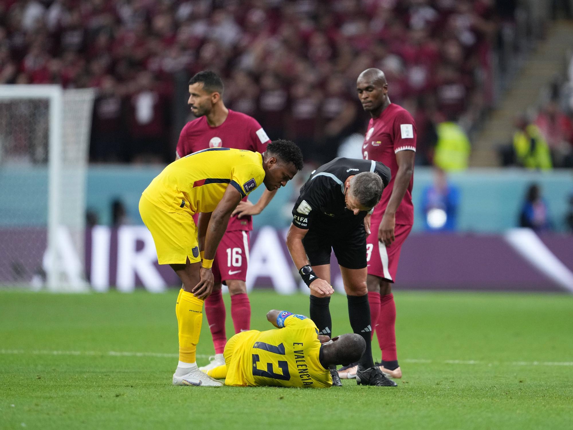 Bandenwerbung von Qatar Airways bei der Fußball-Weltmeisterschaft.