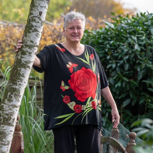 Hildegard Bender steht in ihrem Garten in Porz.