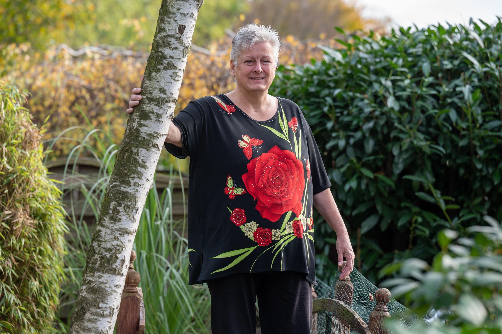 Hildegard Bender steht in ihrem Garten in Porz.