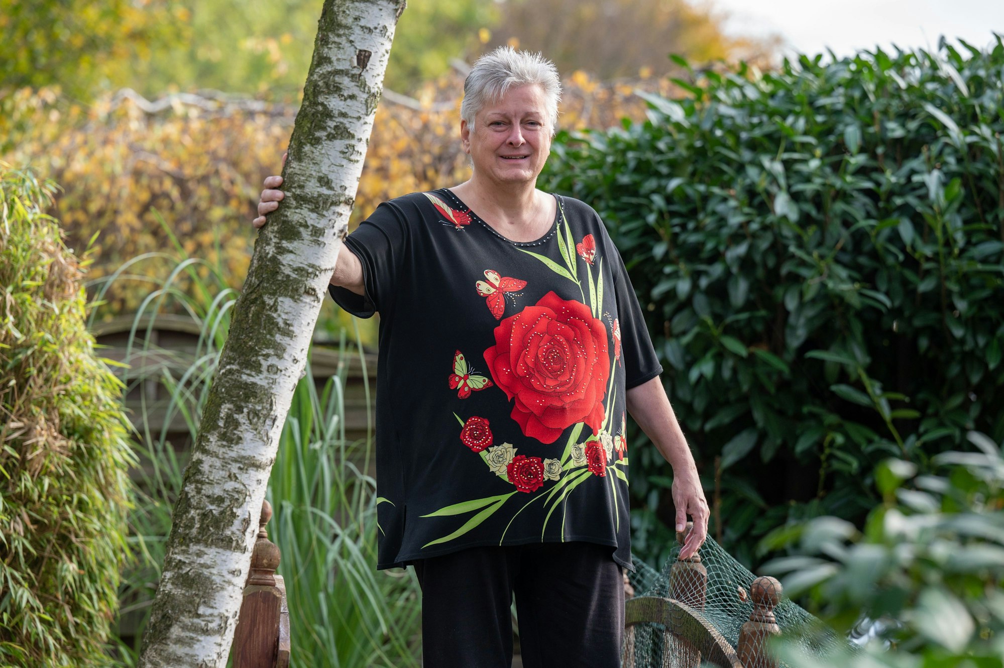 Hildegard Bender steht in ihrem Garten in Porz.