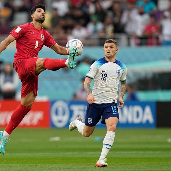 Bandenwerbung im Stadion Khalifa International in Doha beim Spiel England gegen Iran.