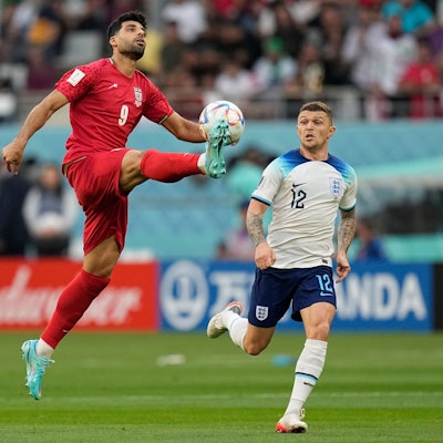 Bandenwerbung im Stadion Khalifa International in Doha beim Spiel England gegen Iran.