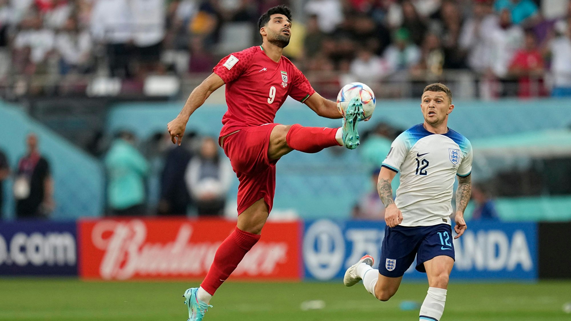 Bandenwerbung im Stadion Khalifa International in Doha beim Spiel England gegen Iran.