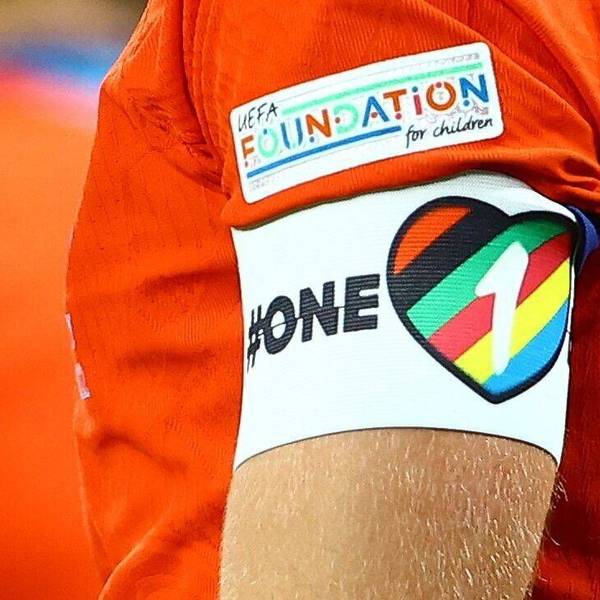 Die regenbogenfarbene One-Love-Binde am Arm von Englands Kapitän Harry Kane. Diese wird er bei Englands Auftaktspiel bei der WM in Katar nicht tragen.