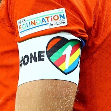 Die regenbogenfarbene One-Love-Binde am Arm von Englands Kapitän Harry Kane. Diese wird er bei Englands Auftaktspiel bei der WM in Katar nicht tragen.