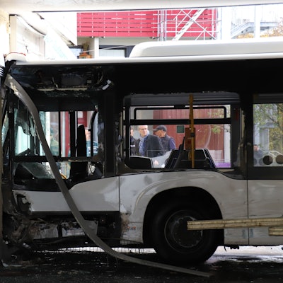 Der Fahrer eines Linienbusses hat am Montagmorgen aus bislang ungeklärter Ursache die Kontrolle über sein Fahrzeug verloren und hat zunächst ein Taxi gerammt, um anschließend durch eine Ladenzeile zu fahren und erst an einer Mauer gebremst zu werden.