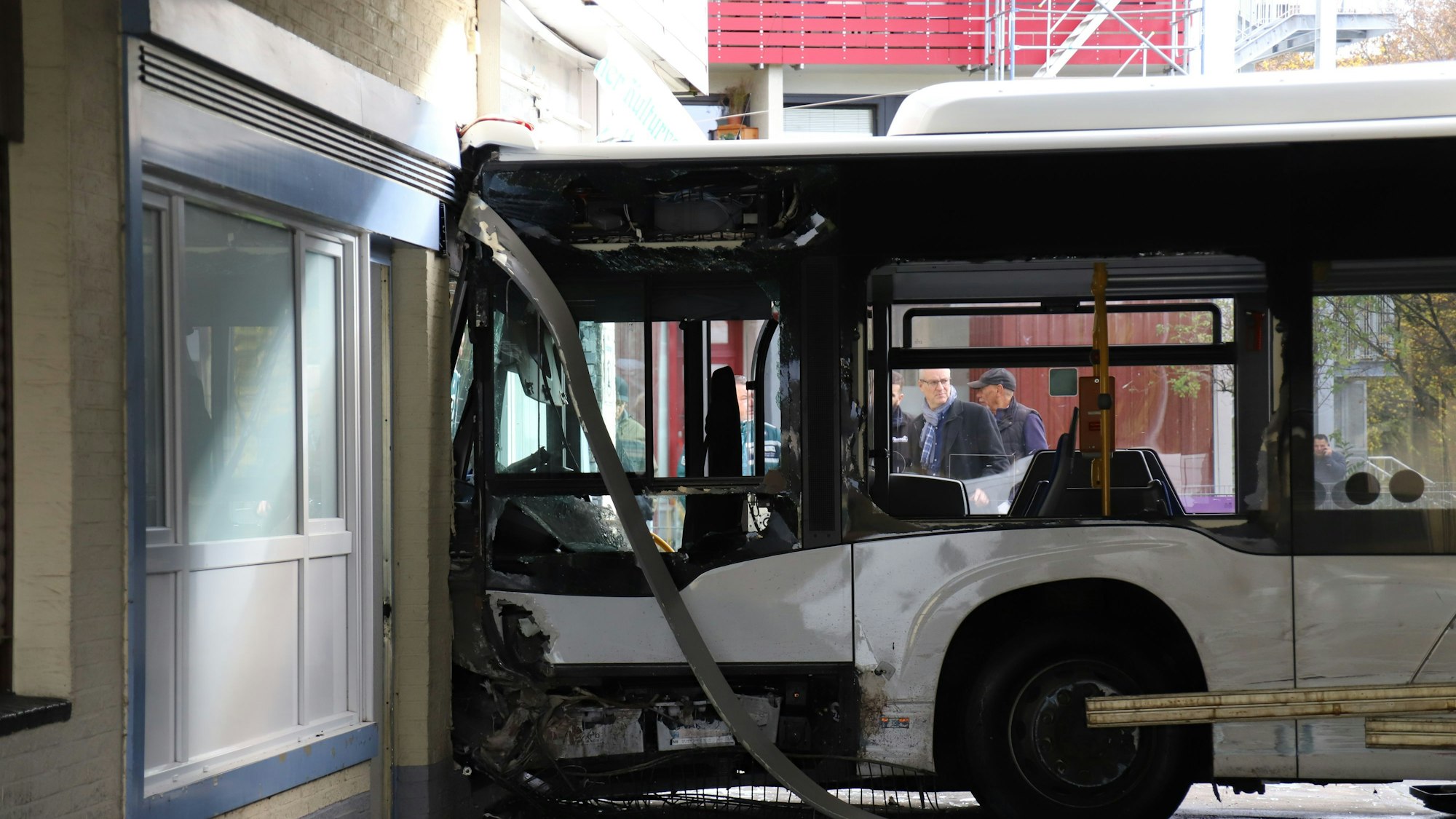 Der Fahrer eines Linienbusses hat am Montagmorgen aus bislang ungeklärter Ursache die Kontrolle über sein Fahrzeug verloren und hat zunächst ein Taxi gerammt, um anschließend durch eine Ladenzeile zu fahren und erst an einer Mauer gebremst zu werden.