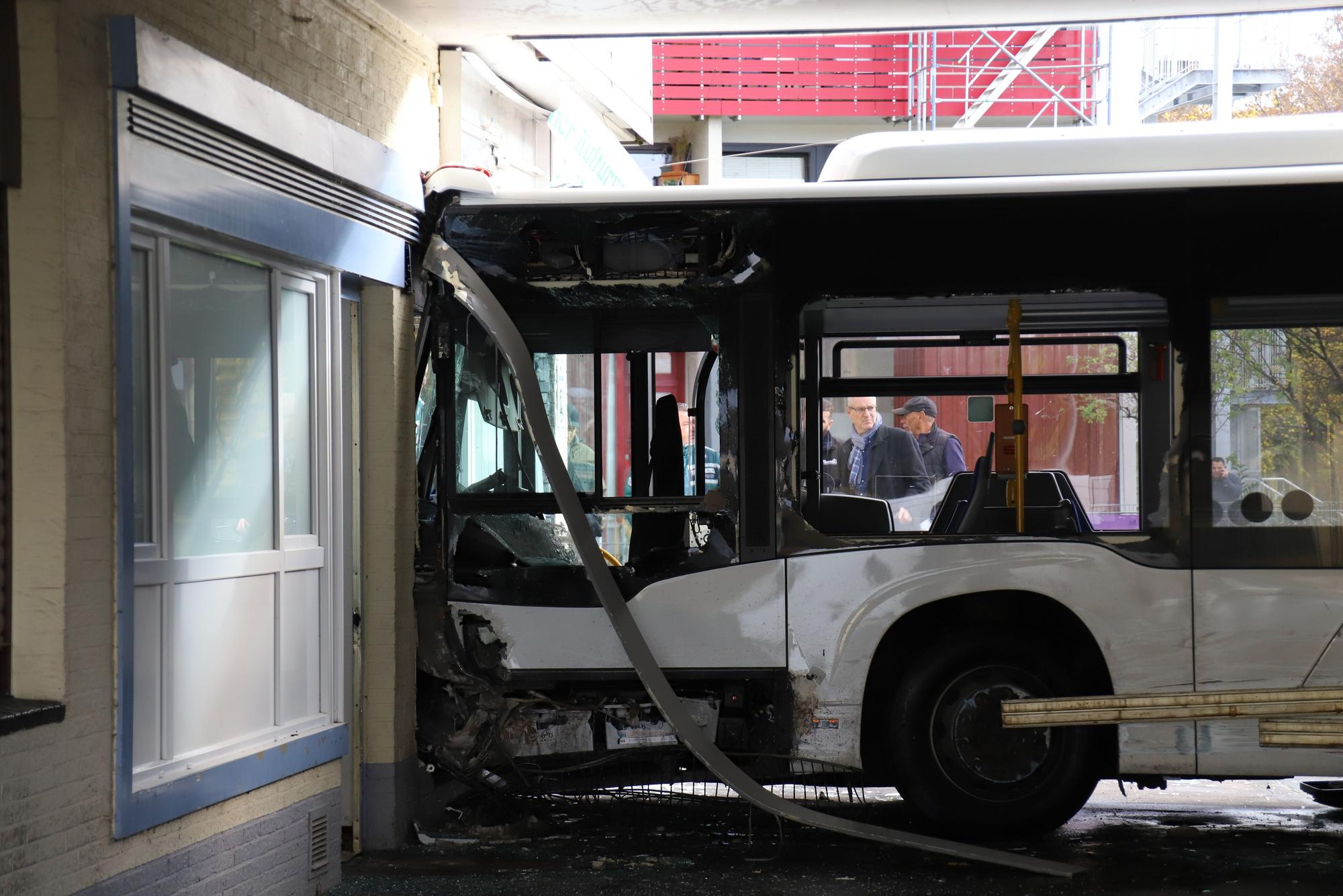Der Linienbus kam erst an einer Mauer zum Stehen. Bei dem Unfall wurde wie durch ein Wunder niemand verletzt.
