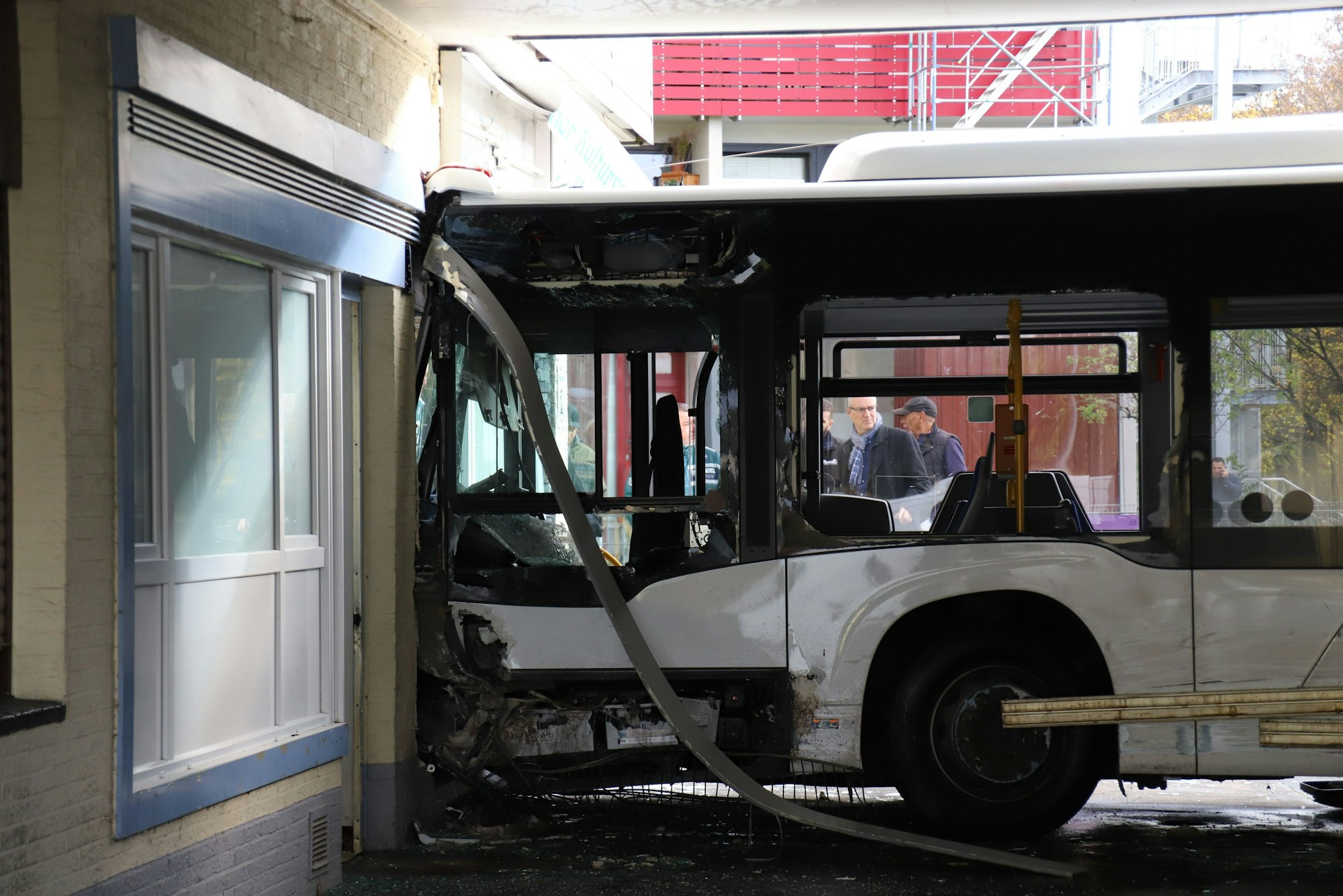 Der Linienbus kam erst an einer Mauer zum Stehen. Bei dem Unfall wurde wie durch ein Wunder niemand verletzt.