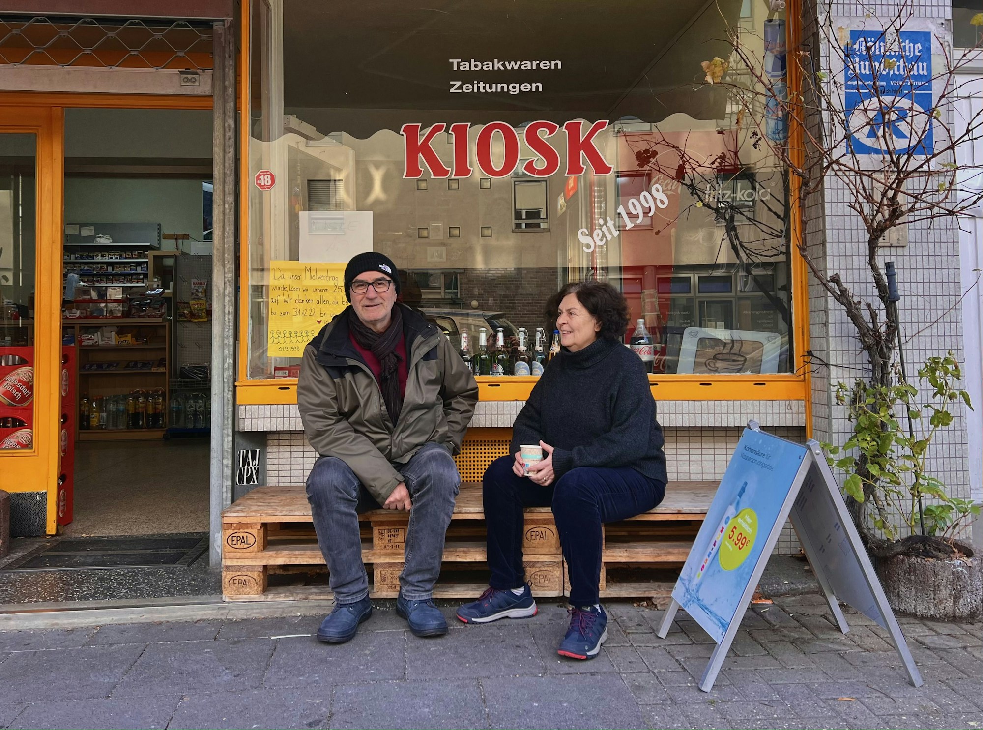 Die Kiosbesitzer Kemal und Zahide vor ihrem Büdchen an der Liebigstraße.