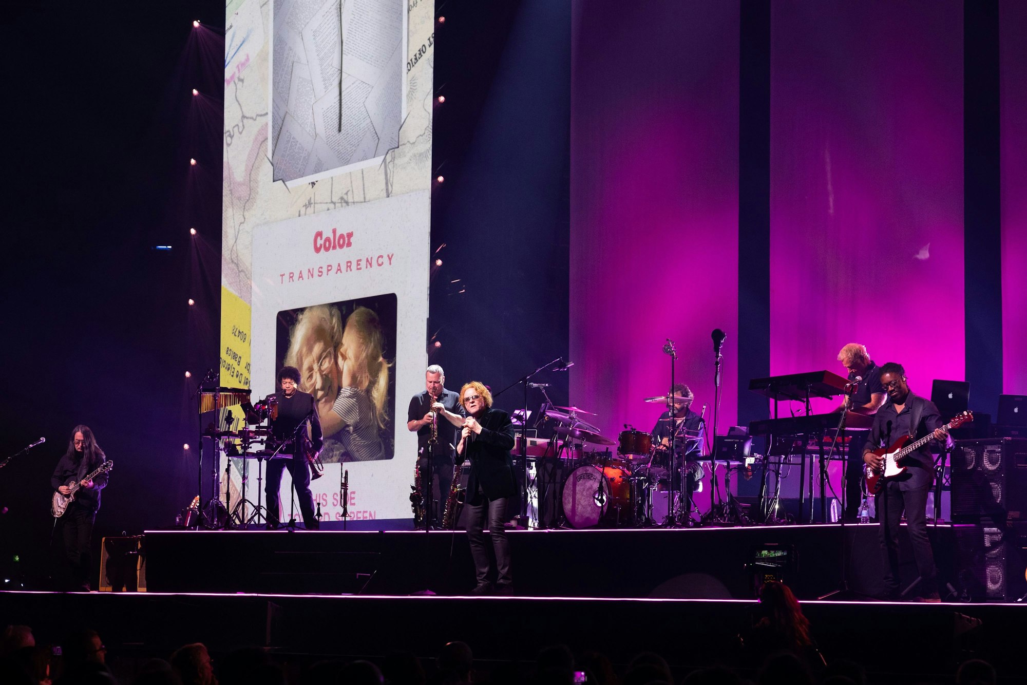 Kenji Suzuki, Kevin Robinson, Mick Hucknall, Ian Kirkham, Roman Roth und Steve Lewinson von Simply Red auf der Bühne.