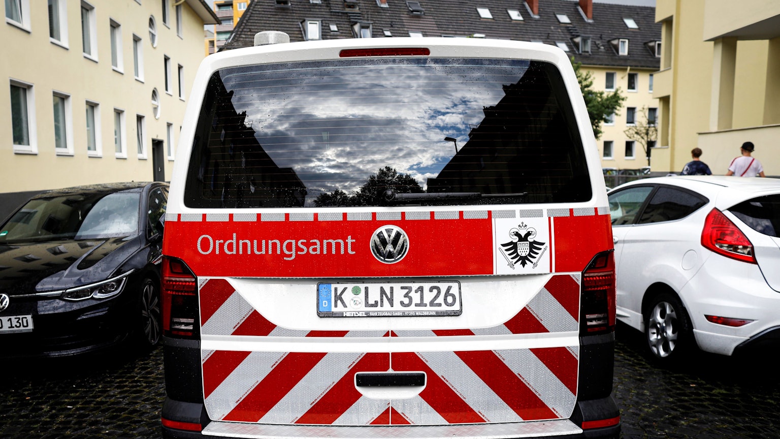 Ein Einsatzwagen des Kölner Ordnungsamts ist von hinten zu sehen.