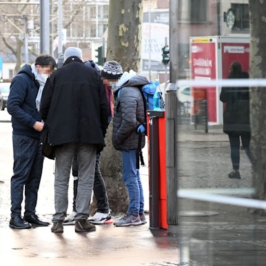 Dealer und Drogenabhängige stehen auf dem Neumarkt in Köln.