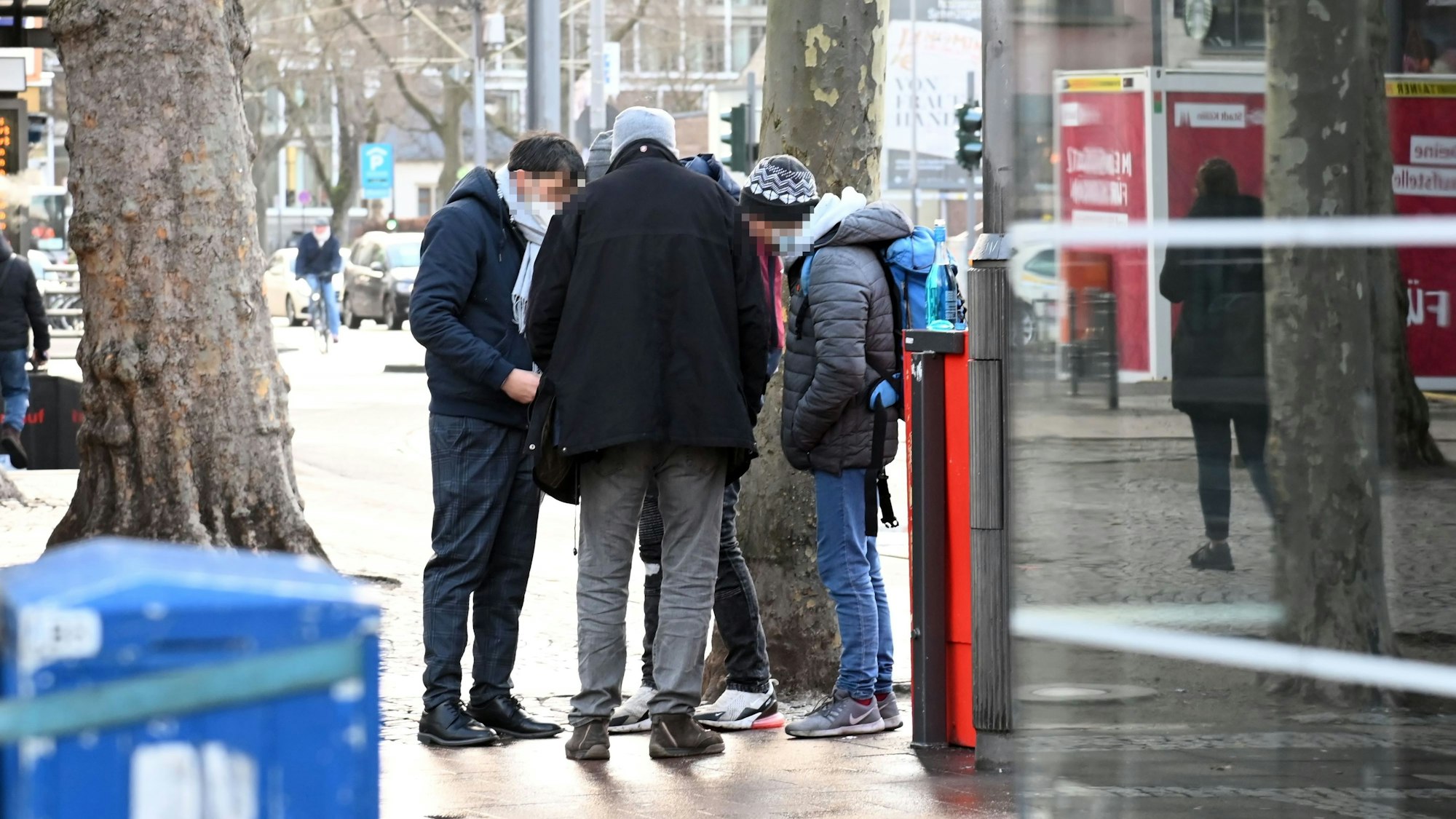 Dealer und Drogenabhängige stehen auf dem Neumarkt in Köln.