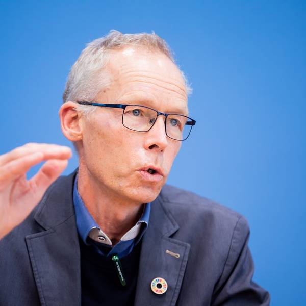Johan Rockström spricht auf einer Pressekonferent.