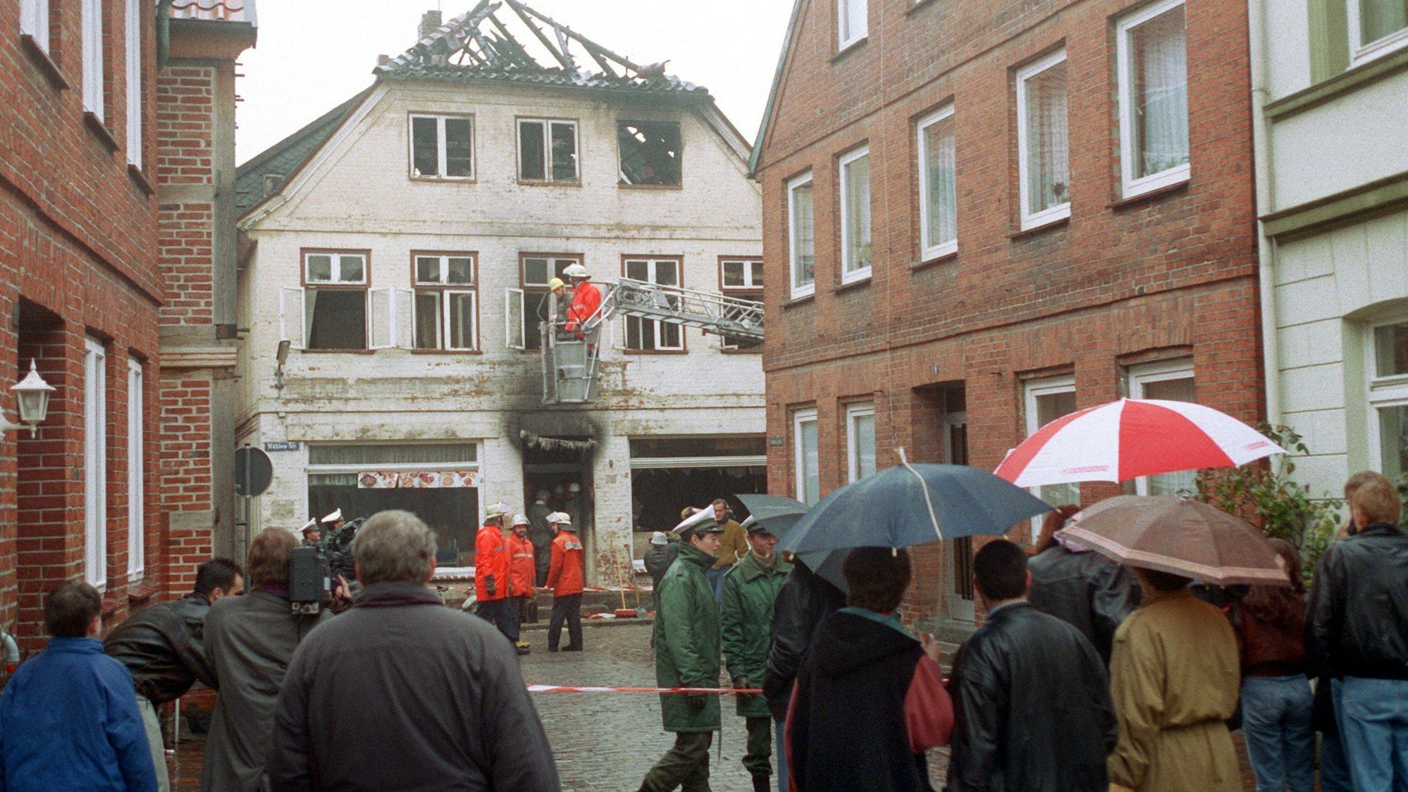 Einsatzkräfte der Feuerwehr sichern das nach einem rechtextremistischen Brandanschlag völlig ausgebrannte Haus in der Möllner Mühlenstraße. In der Nacht zum 23. November 1992 hatten zwei Neonazis Brandsätze auf zwei von türkischen Familien bewohnte Häuser geworfen; eine Frau und zwei Kinder starben. Auch 30 Jahre danach ist das Entsetzen noch groß.