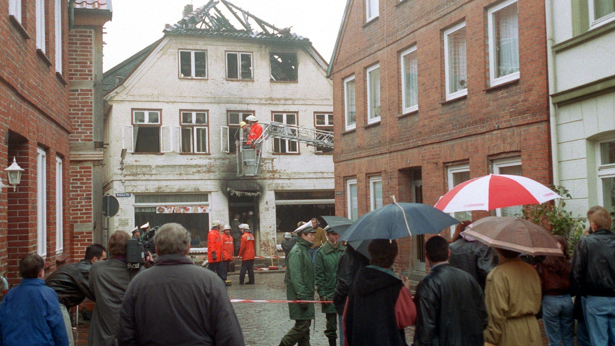 Einsatzkräfte der Feuerwehr sichern das nach einem rechtextremistischen Brandanschlag völlig ausgebrannte Haus in der Möllner Mühlenstraße. In der Nacht zum 23. November 1992 hatten zwei Neonazis Brandsätze auf zwei von türkischen Familien bewohnte Häuser geworfen; eine Frau und zwei Kinder starben. Auch 30 Jahre danach ist das Entsetzen noch groß.