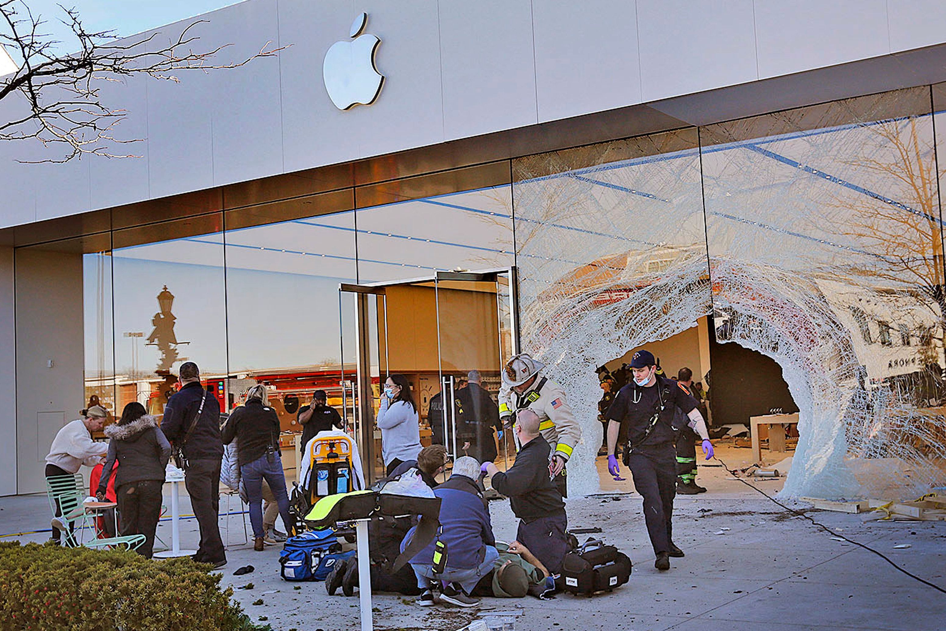 Rettungskräfte versorgen einen verletzten Kunden vor dem Apple Store.