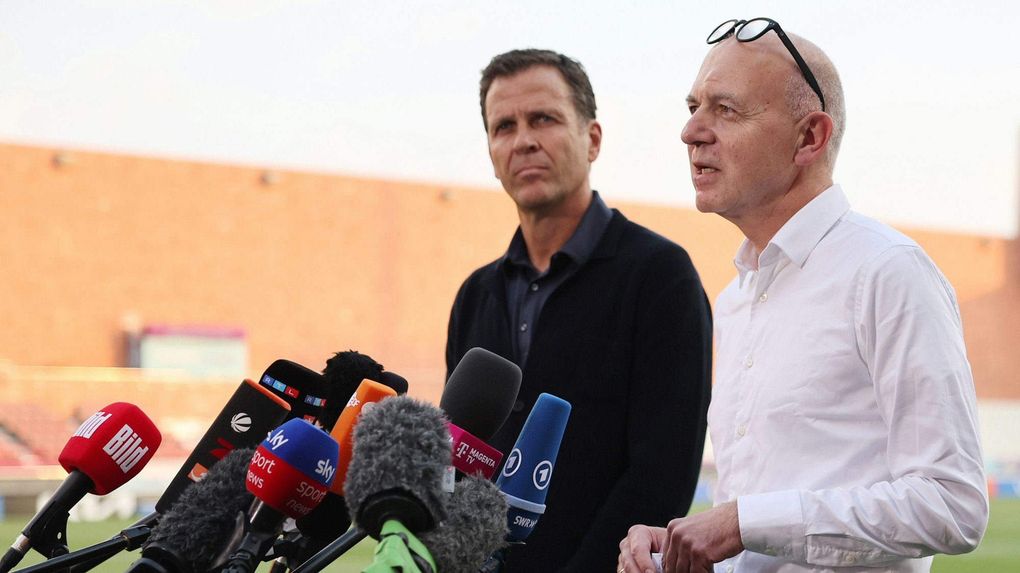 DFB-Präsident Bernd Neuendorf (r) spricht während einer Pressekonferenz neben DFB-Direktor Oliver Bierhoff.