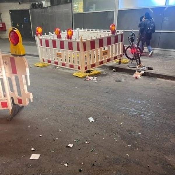 Glasscherben liegen auf einer Straße am Hauptbahnhof Köln.