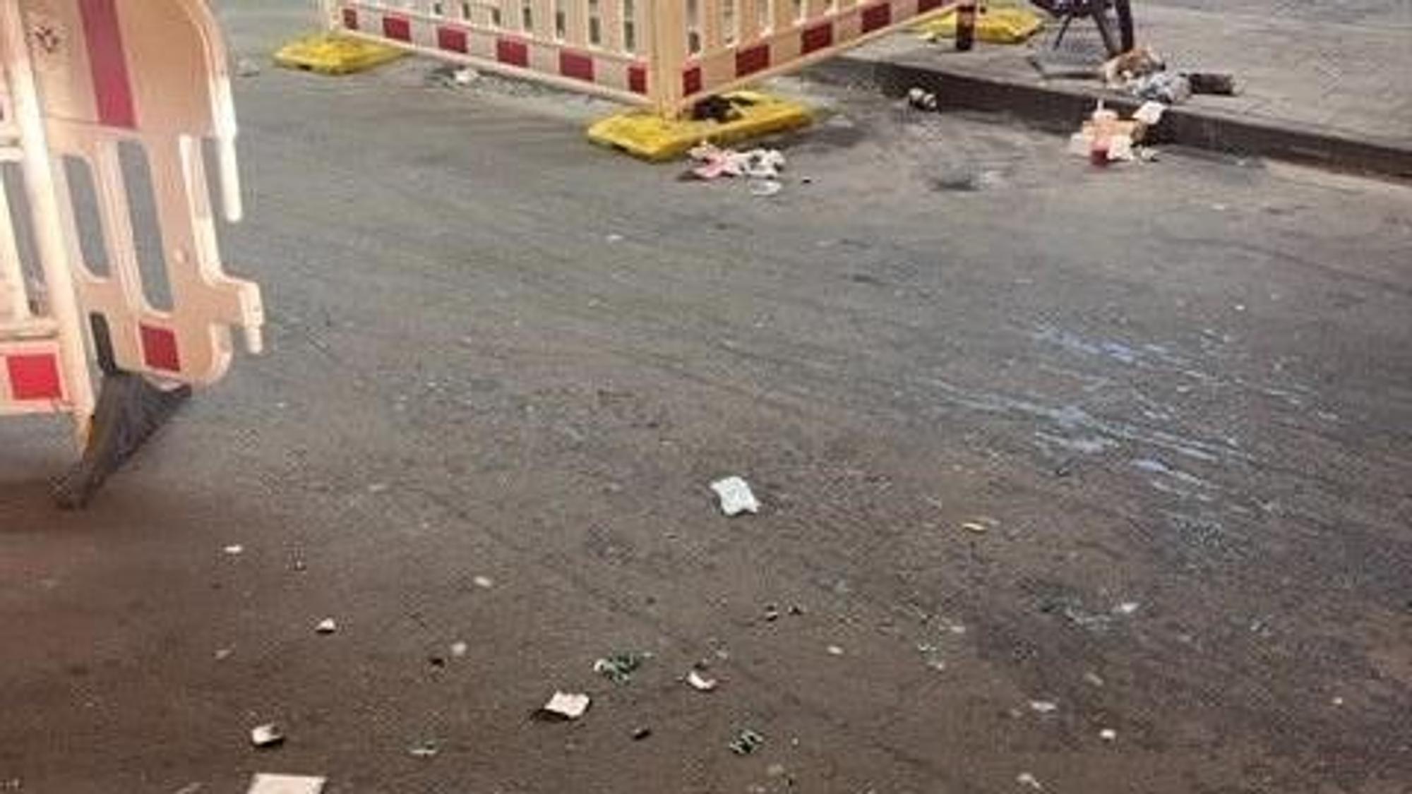 Glasscherben liegen auf einer Straße am Hauptbahnhof Köln.