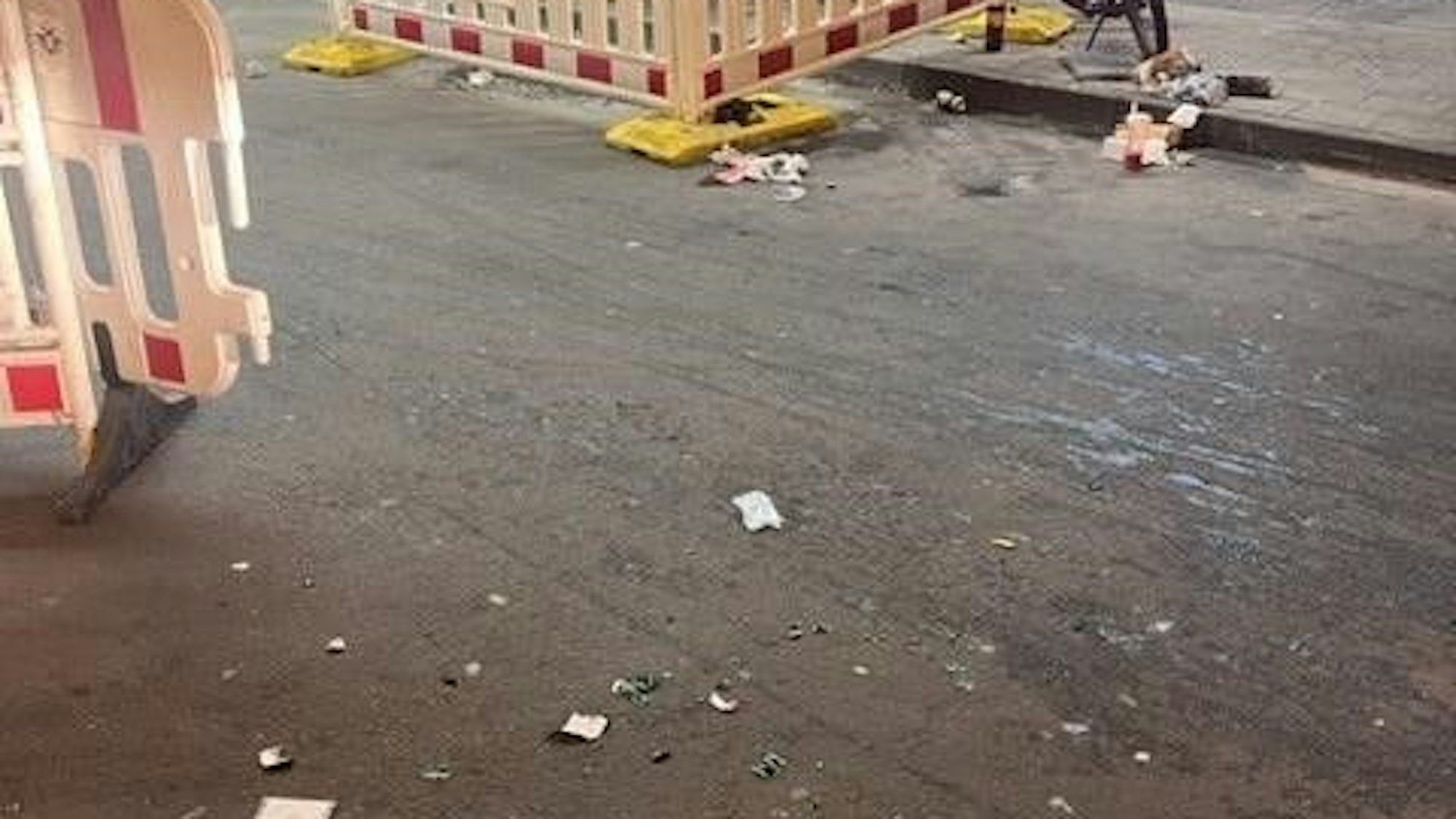 Glasscherben liegen auf einer Straße am Hauptbahnhof Köln.