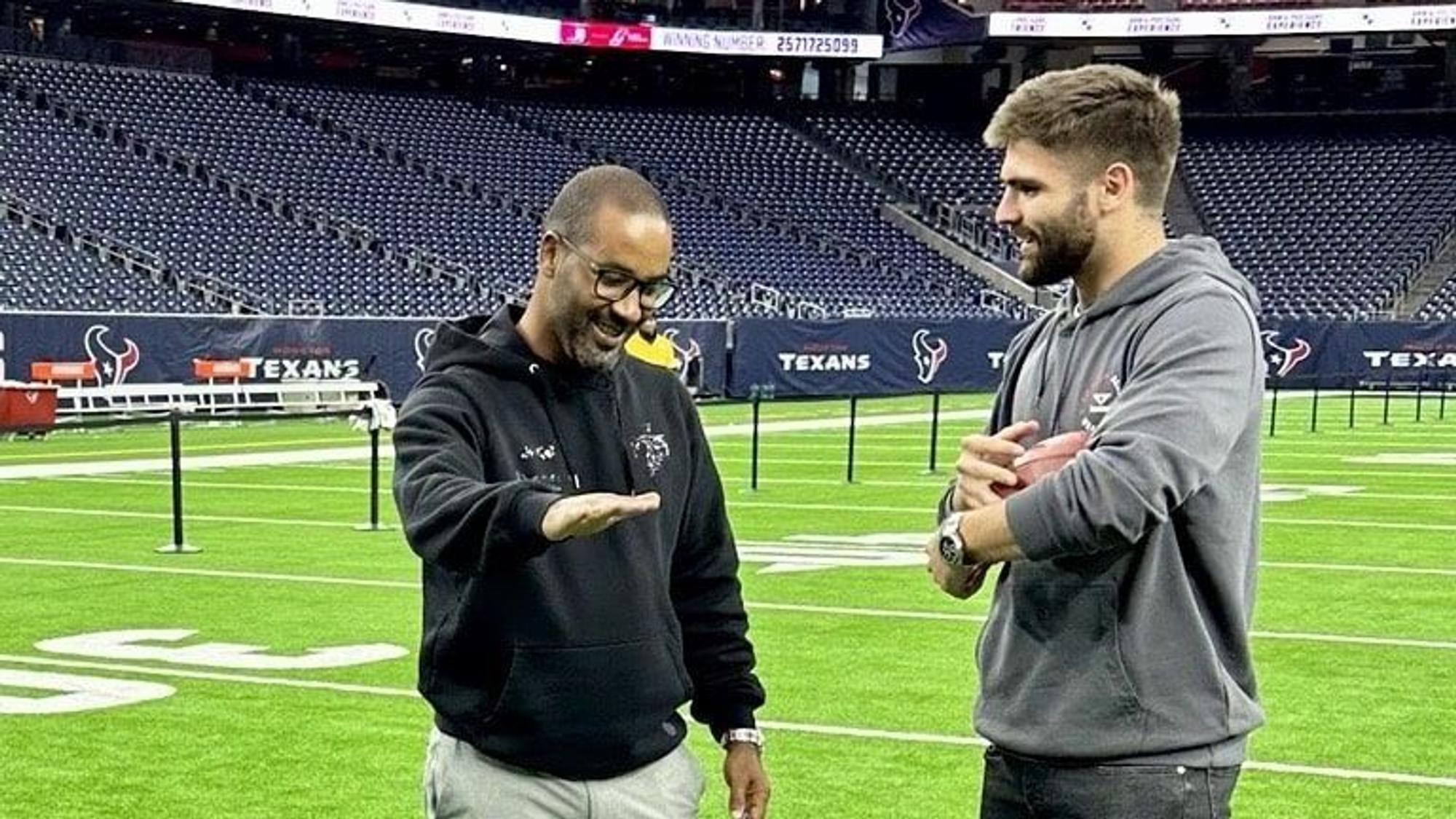 Der ehemalige deutsche Nationalspieler Cacau unterhält sich mit dem Kölner Verteidiger Nikola Soldo.