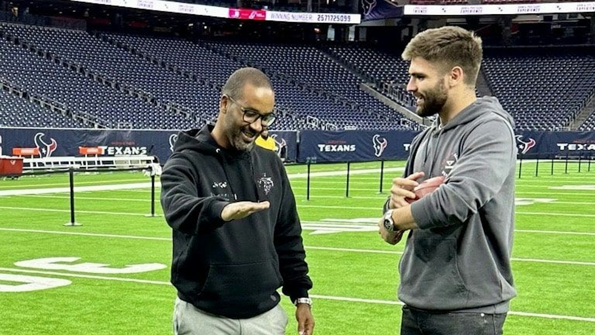 Der ehemalige deutsche Nationalspieler Cacau unterhält sich mit dem Kölner Verteidiger Nikola Soldo.