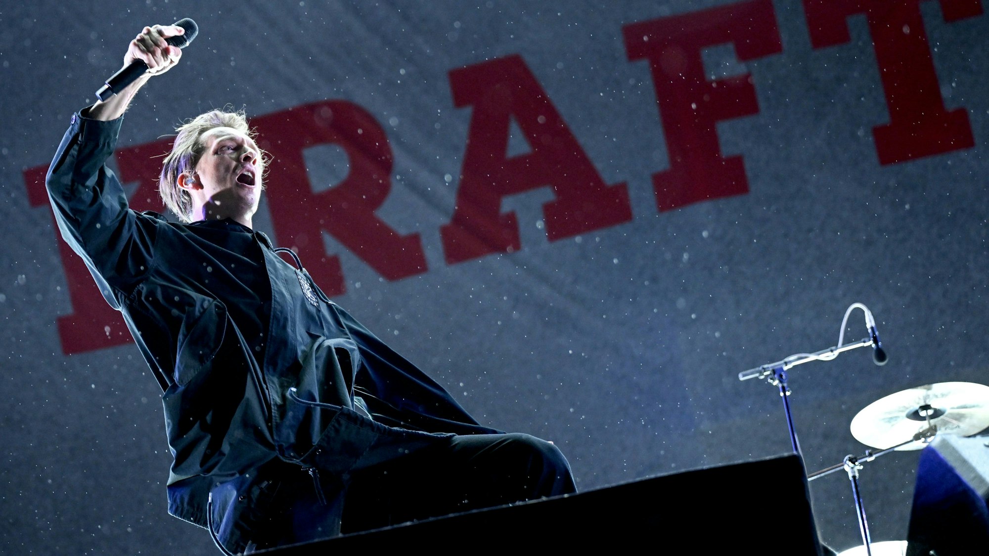 Der Sänger Felix Brummer der Band Kraftklub tritt auf dem Gelände des Lollapalooza Festivals am Berliner Olympiastadion auf.