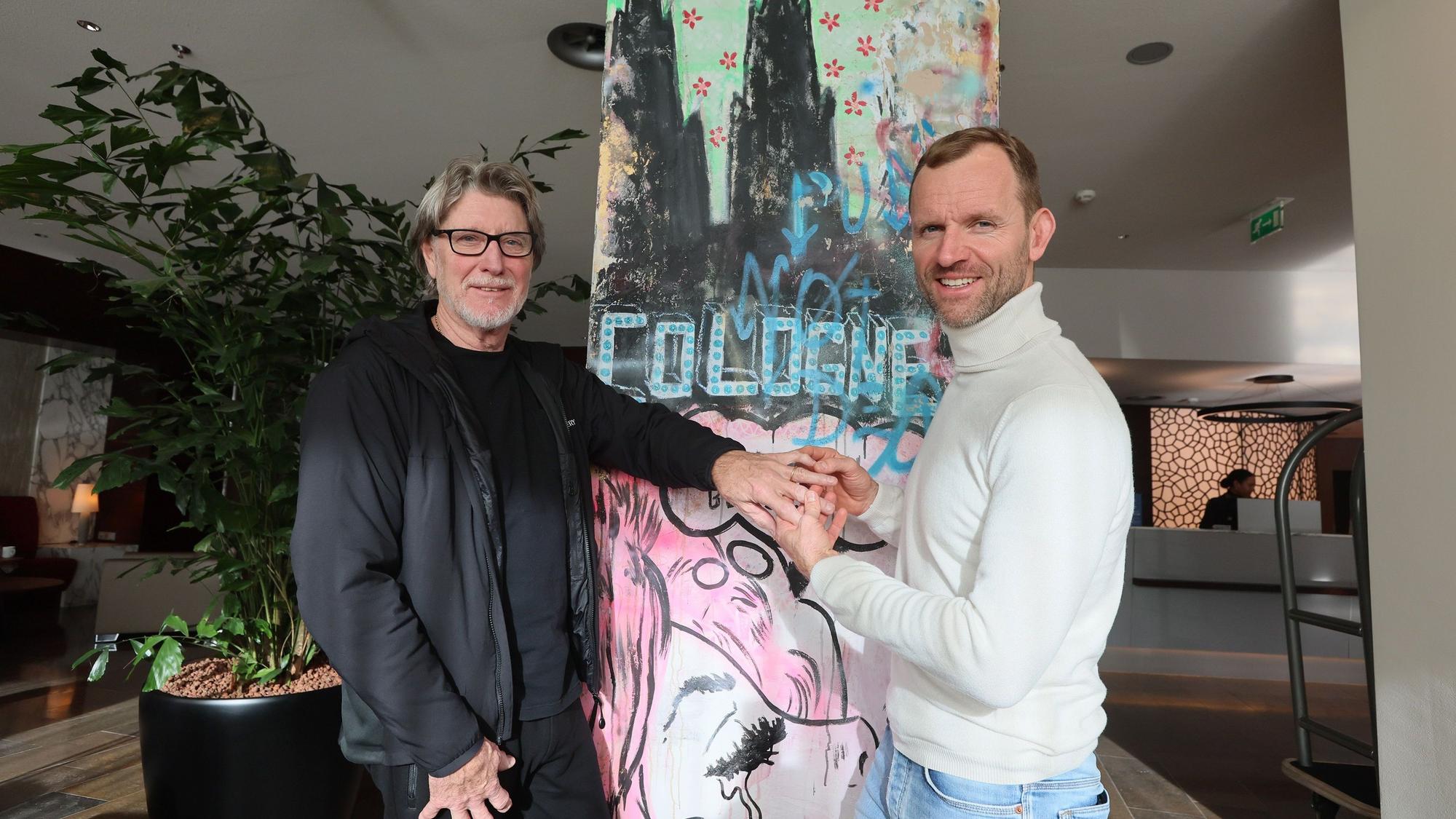 Der Arzt Markus Klingenberg untersucht die Hand von Toni Schumacher.