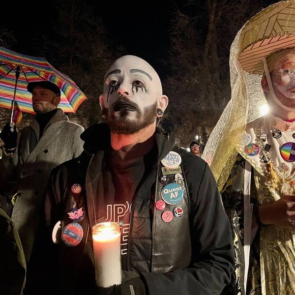 Auf dem Bild halten Menschen Kerzen während einer Mahnwache im Acacia Park für die Opfer einer Massenschießerei im Club Q, einem LGBTQ-Nachtclub.