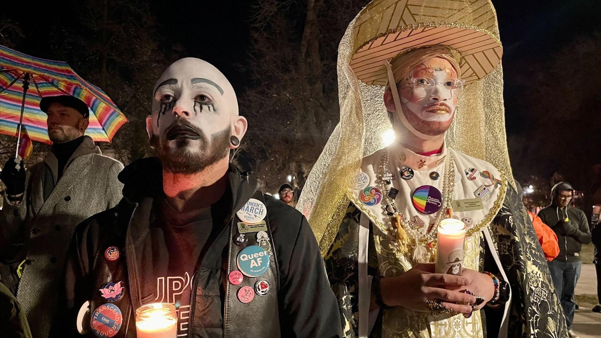 Auf dem Bild halten Menschen Kerzen während einer Mahnwache im Acacia Park für die Opfer einer Massenschießerei im Club Q, einem LGBTQ-Nachtclub.