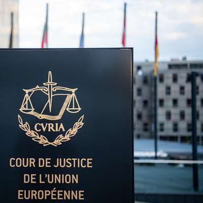 ARCHIV - 15.06.2019, Luxemburg: Ein Schild steht mit der Aufschrift «Cour de Justice de l'Union Européenne» steht vor dem Europäischen Gerichtshof (EuGH) im Europaviertel auf dem Kirchberg. Der EuGH fällt eine wichtige Entscheidung zur Speicherung von Verbindungsdaten bei Telekommunikationsanbietern. Die Telekom Deutschland GmbH und die SpaceNet AG wollen feststellen lassen, dass sie nicht verpflichtet sind, bestimmte Daten ihrer Kundinnen und Kunden auf Vorrat zu speichern. Foto: Arne Immanuel Bänsch/dpa +++ dpa-Bildfunk +++