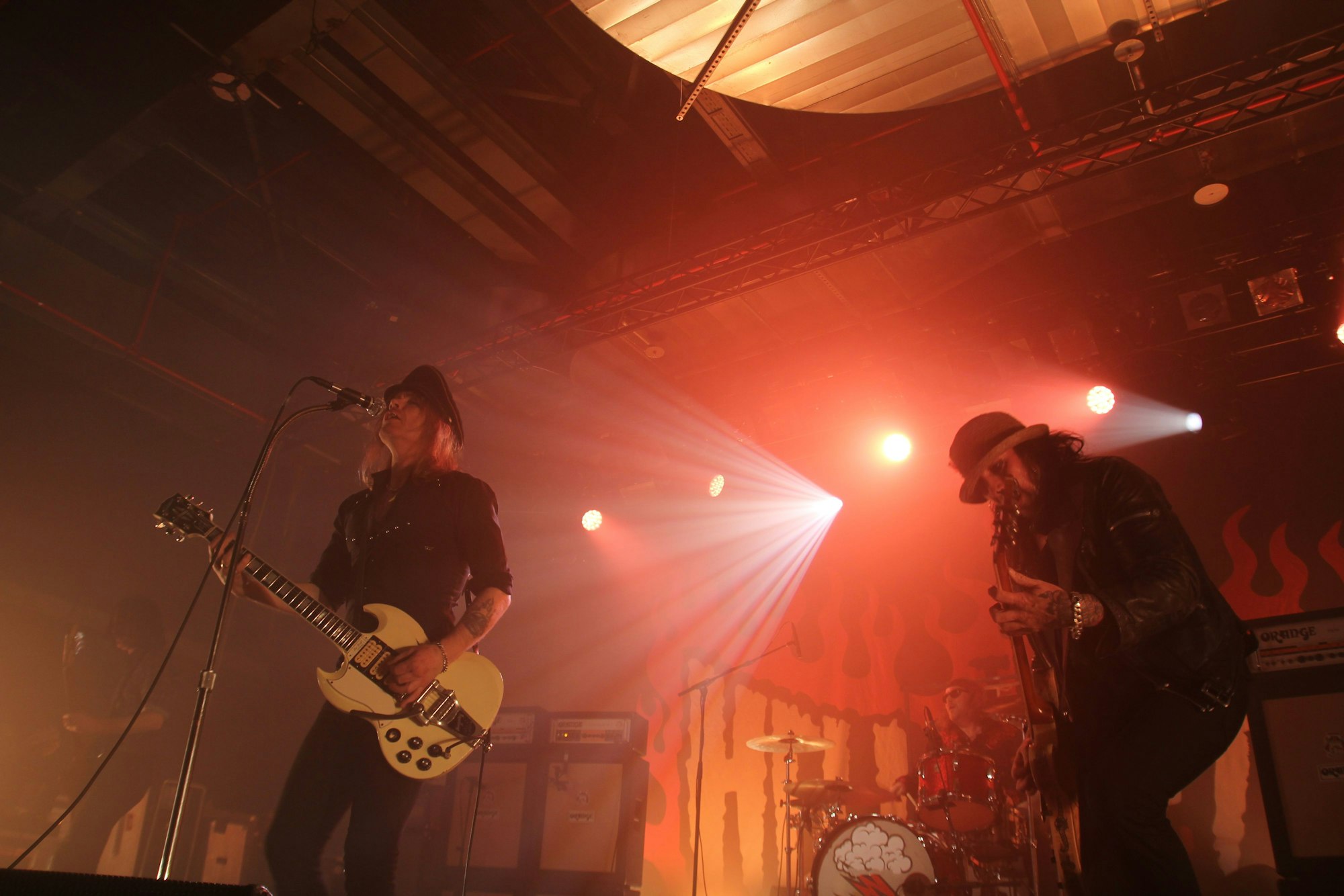 Die beiden Gitarristen der Hellacopters rocken über die Bühne.