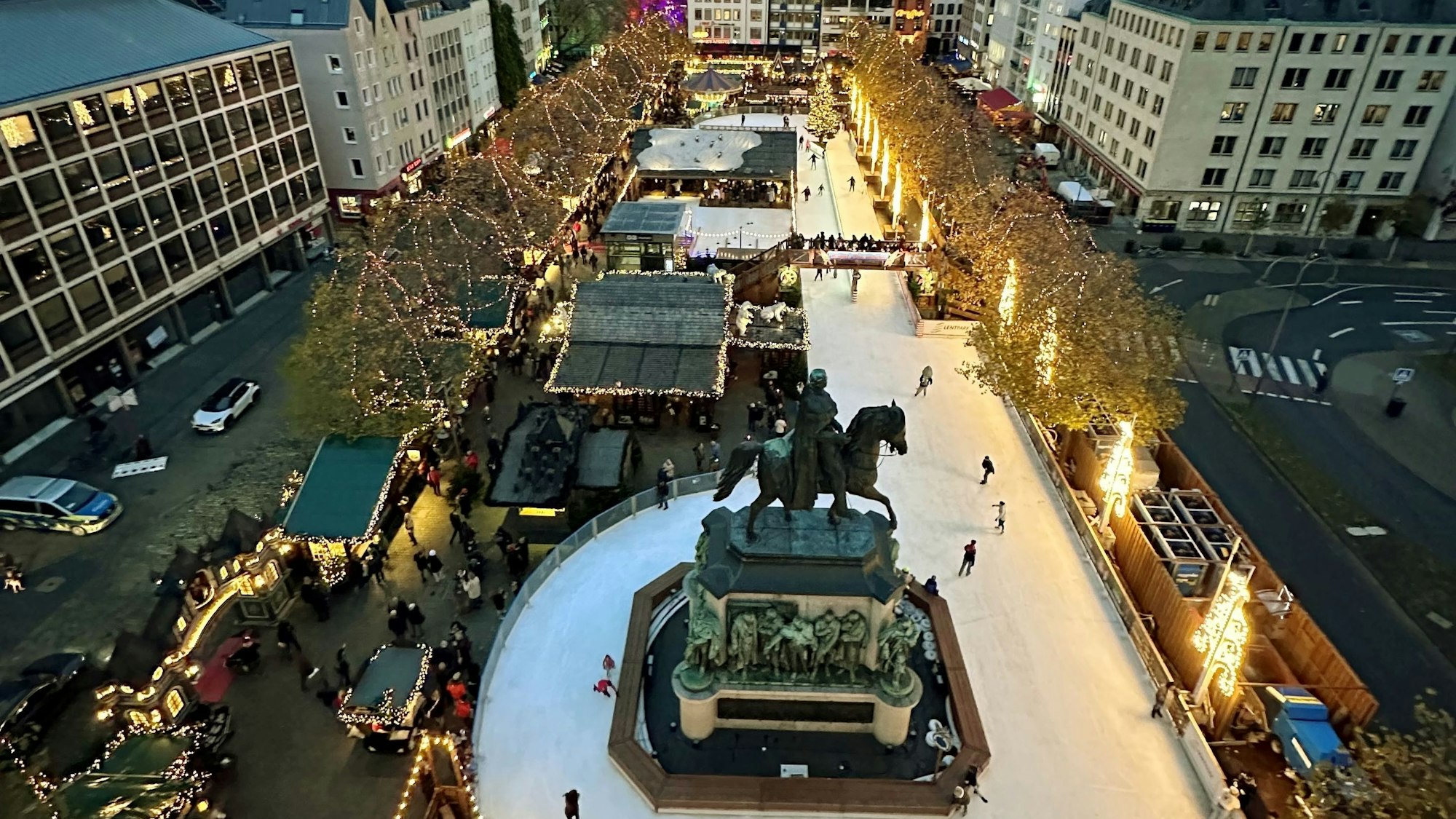 Die Eisbahn auf dem Weihnachtsmarkt am Heumarkt.