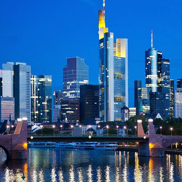 ARCHIV - Im ersten Licht des Tages spiegeln sich am 26.08.2015 die Lichter der Skyline von Frankfurt am Main (Hessen) im Wasser des Mains. Foto: Christoph Schmidt/dpa