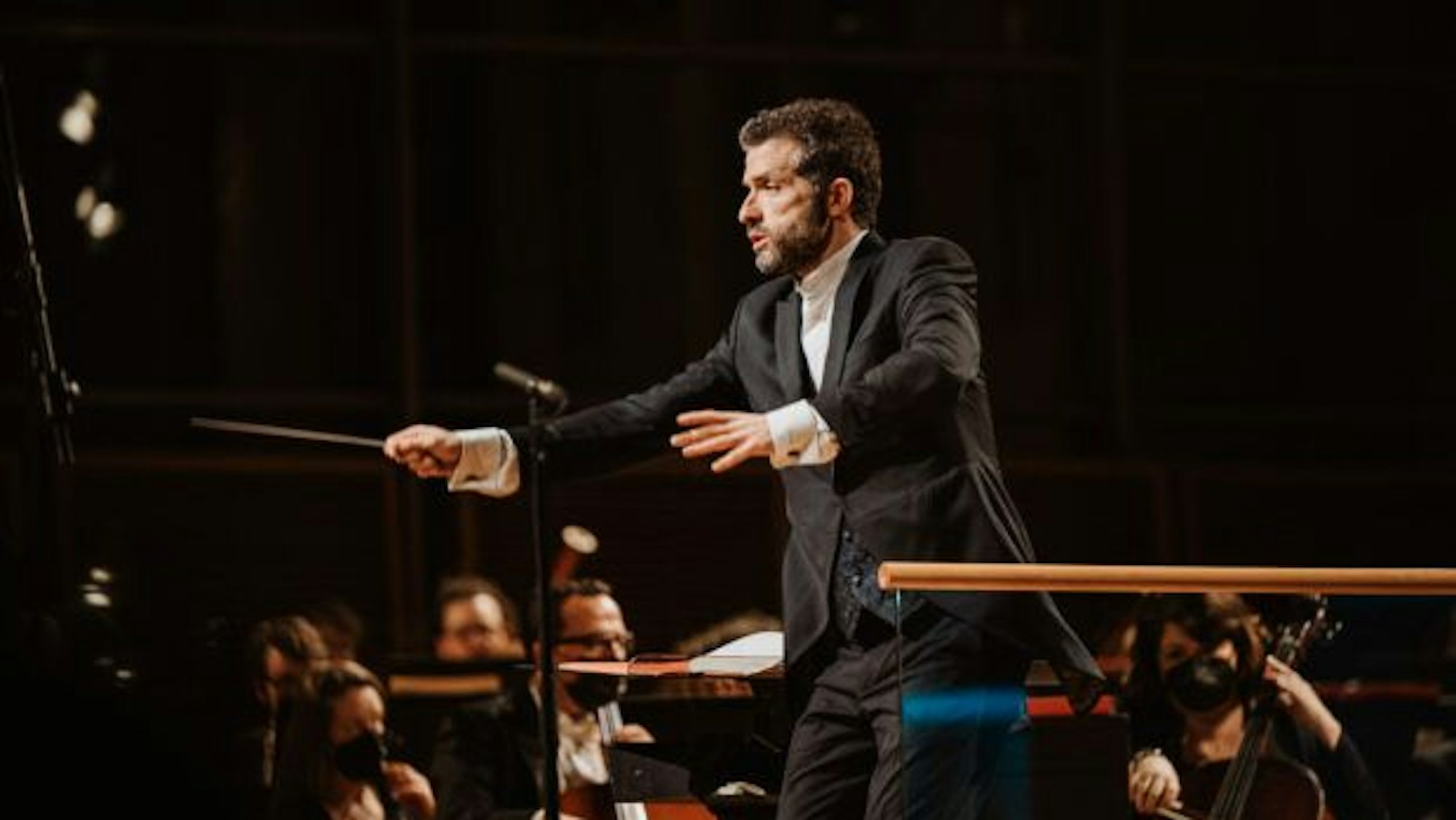 Der israliesche Dirigent Omer Meir Wellber, mit Taktstock in der Hand