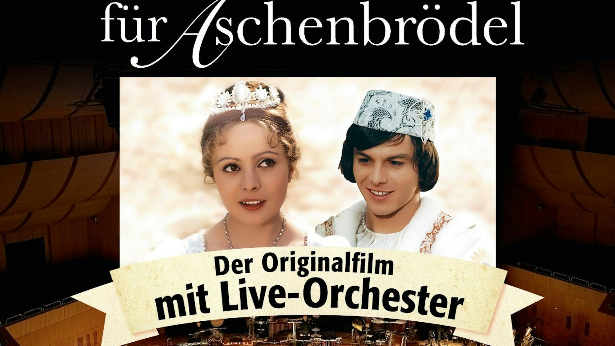 Die Philharmonie Südwestfalen spielt live die Filmmusik zu dem Weihnachtsklassiker„Drei Haselnüsse für Aschenbrödel“ in der Kölner Philharmonie. Im Vordergrund ist das Filmcover, dahinter ein Philharmonieorchester.