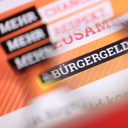 «Bürgergeld» ist auf der Homepage des Bundesministeriums für Arbeit und Soziales durch eine Brille zu lesen.