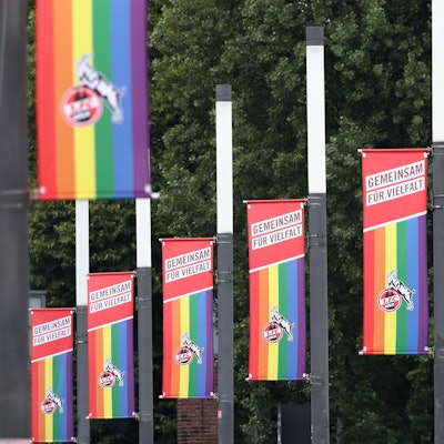 Regenbogen-Flaggen mit FC-Logo hängen an Mästen.