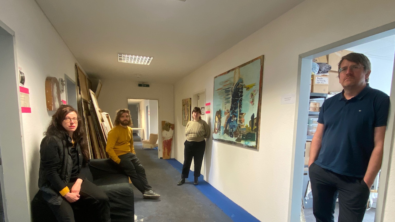 Agnes Mrowiec, Roman Jungblut, Suse Itzel und Tobias Becker von der Künstlergruppe Opekta in einer GAG Wohnung in Immendorf.